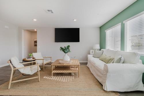 Spacious 3BR Home with Lake Access & Mountain Views in San Jacinto