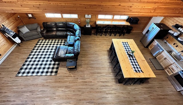 Spacious 5-bedroom, 5-Bathroom lodge! Sleeps 22! Across from famous Cody rodeo! in Cody