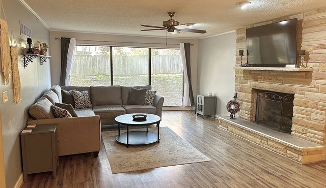 Spacious, Clean and Centrally located home- 5 mins from downtown, shopping/food! in Springfield