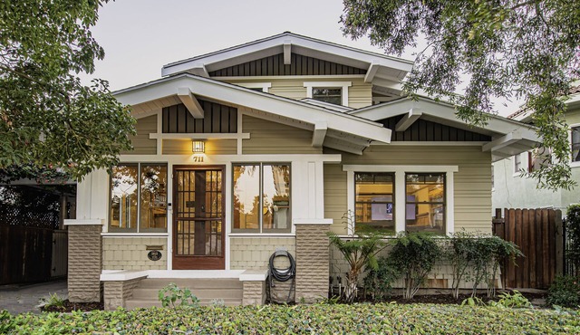 Spacious Craftsman House in Downtown LB - 5 car parking - Ideal for large groups in Long Beach