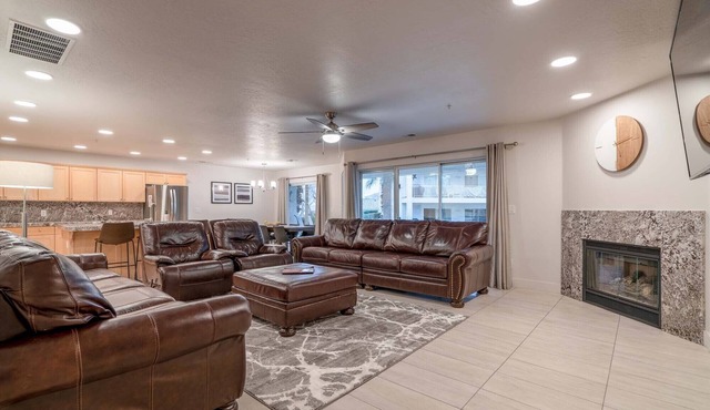 Spacious Family Condo Ground Floor, Patio, Pools & Bikes & Fun All YEAR-ROUND in St George