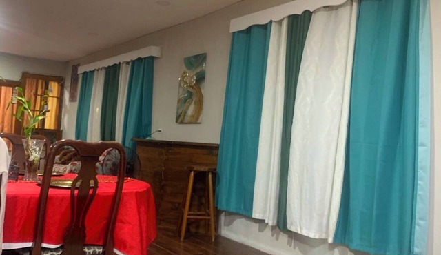 Spacious Family-Friendly Kings Park Retreat Sleeps 6+ 3BR/3BA A/C, WiFi & Parkin