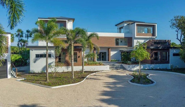 Spacious retreat with private pool, rooftop deck, kayaks, and pet-friendly perks