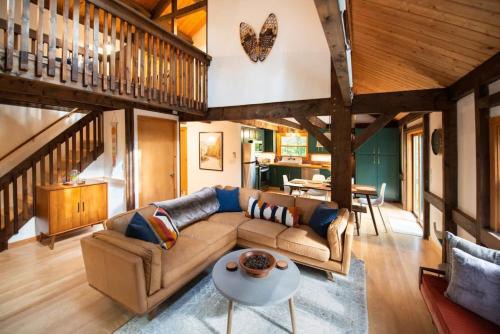 Stonebridge Cabin Modern Amenities, Enjoy Nature! in Lee