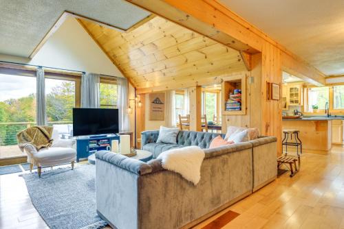 Storybook Stratton House: 3 Mi to Mount Snow! in Stratton