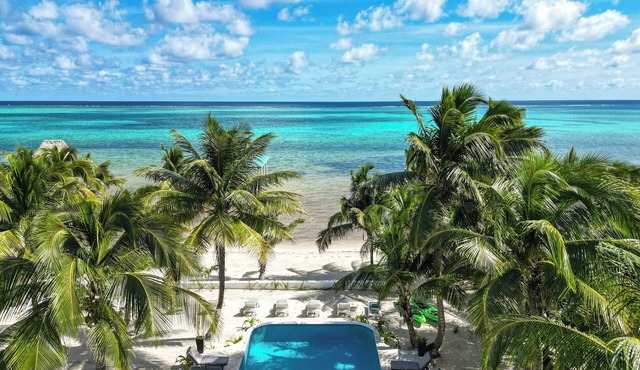 Stunning Caribbean Views. Beach, Pool, Kayaks, Caretaker.
