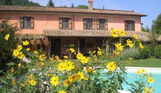 Stunning farm house plenty of peace, green spaces and with swimmingpool in Orte