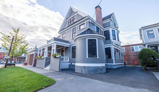 Stunning Penthouse 3Bed-3Bath PRIVATE ELEVATOR, Just steps to PA, Dining & Shops in Andover