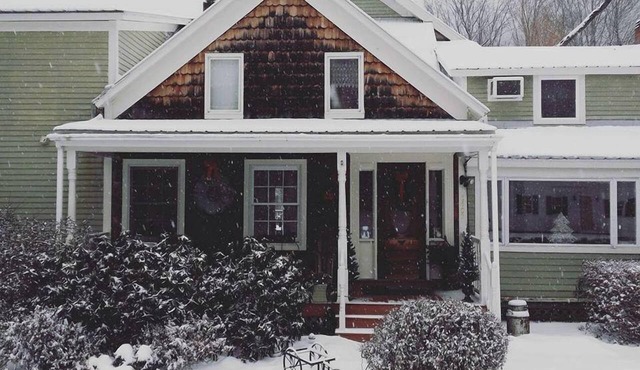 Stylish Accommodation Perfect for a Romantic Getaway in Bennington County, Vermont in Sandgate