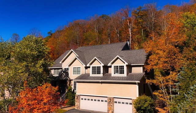 Summit Retreat Sleeps 30 inside Seven Springs in Champion