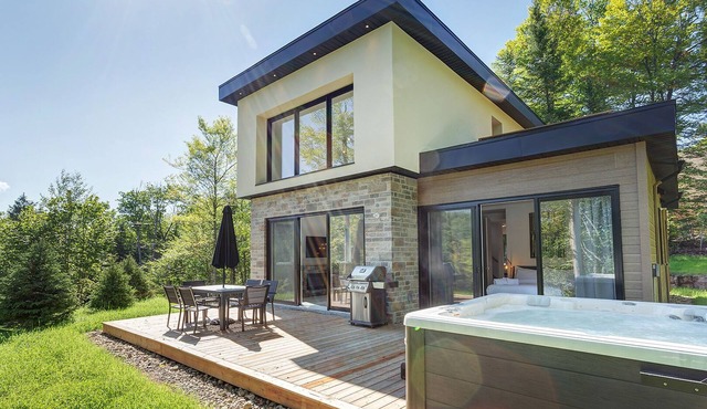 Sunny Chalet with Hot Tub near Tremblant. Pet friendly! in La Conception