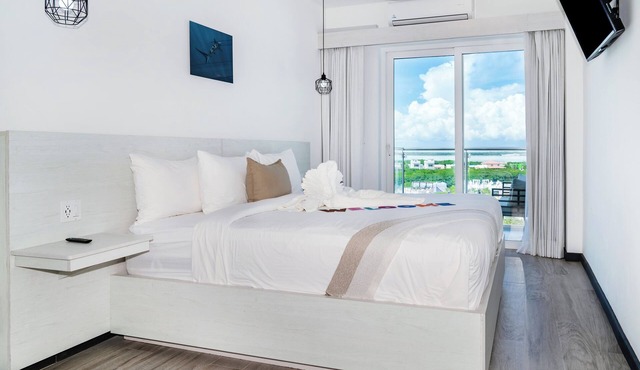 Sunset Suite 501 | Lagoon-View 1BR with Balcony at The Watermark Hotel
