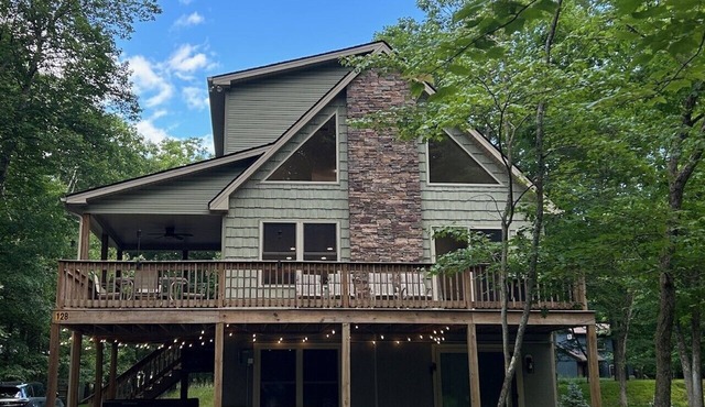 The Forest Chalet with hot tub/lake/pool/games in Albrightsville