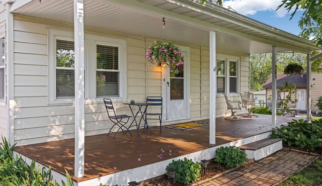 The Gilded Cottage- Cozy Family Friendly Retreat Near Downtown Winnebago in Winnebago