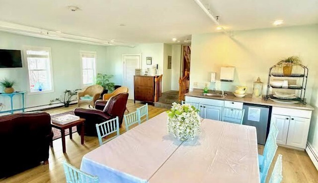 The Glen Cove Hotel & Restaurant in Onset