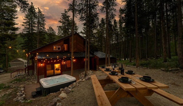 The Hideaway: Cozy 4-bedroom cabin with hot tub minutes to Breck in Blue River