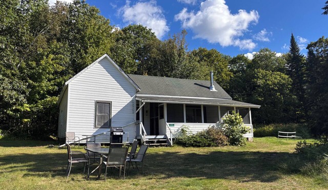 The Little White Cottage, a quiet charming retreat in Muskoka in Port Sydney