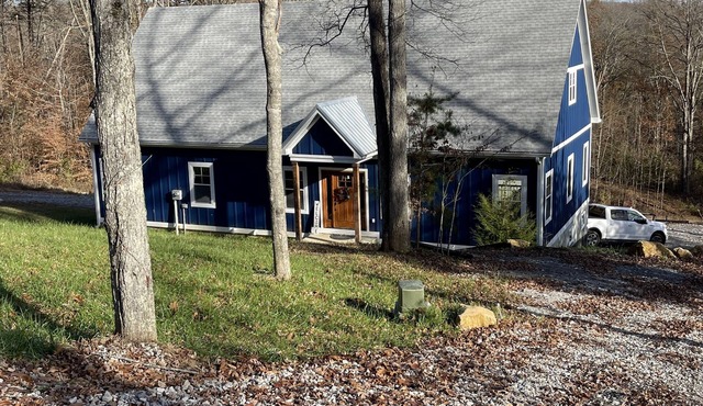 The Salty Dog! 5 Bd/4 Bath, Hot Tub, Pickleball Court, Perfect for Families in Cub Run