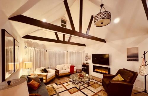 The Wildflower Cottage with AC Firepit with BBQ! in Sugarloaf