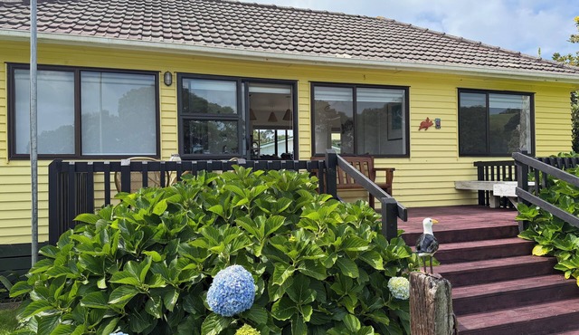 The Yellow Bach 90m to Campbells Beach; kayaks, wifi, Sky, Netflix, sleeps 4 in Campbells Beach