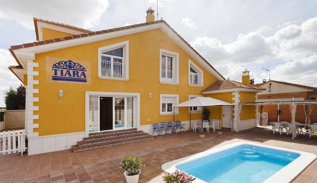 Tiara Vacaciones – Spacious Group Villa with Pool near Segovia in Nava de la Asunción