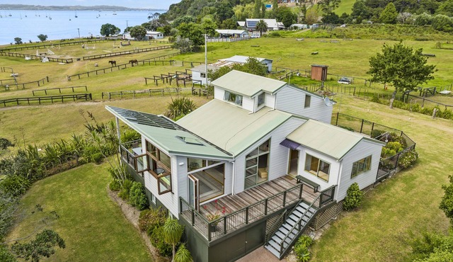Tikirau Bay Views - Tikirau Bay Views is a wonderfully appointed family holiday home right next to the beach in Oneroa. With three bedrooms (2 x singles and 2 x queens) and a good sized family bathroom, this is the perfect location for a family group in Waiheke Island