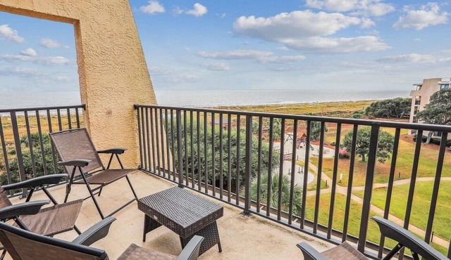 Top Floor Condo. Beautiful Ocean Views. Great Mid-Island Location in Hilton Head Island