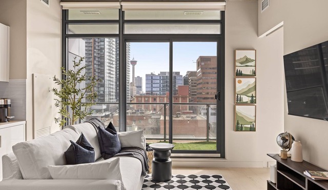 Travellers Dream Beltline Condo with Gym, Pool & Views in Calgary