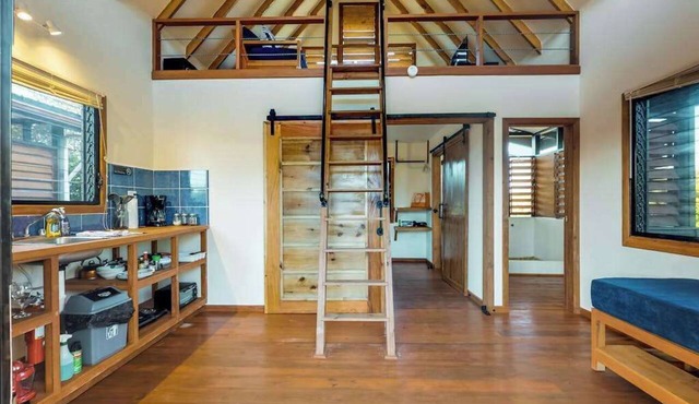 Treehouse cabana suite in a quiet area with veranda, WiFi & partial AC - walk to beach