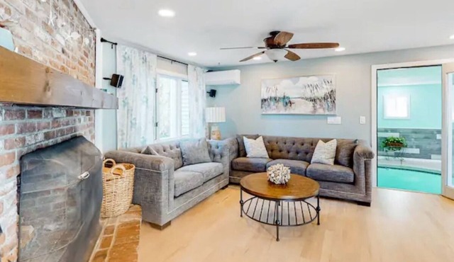 Turquoise Cottage - Indoor Pool,Hot Tub,Bring Your Pup,Short Walk to North Beach in Hampton
