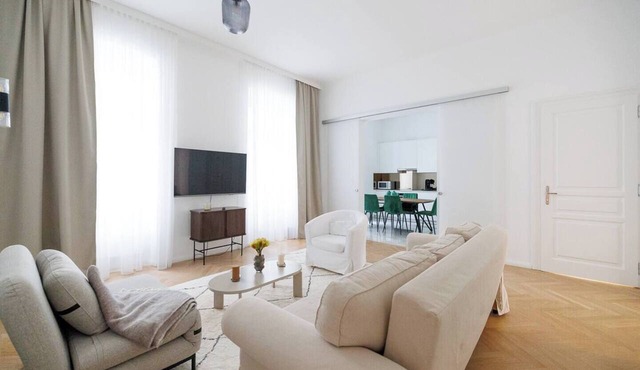 Ultra Spacious 3-Bedroom 3-Bath Steps from Vienna's Historic Heart in Vienna