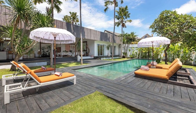 Umalas 5BR Bohemian Escape Rice Fields + Yoga & Spa w/12min To Beach in Badung