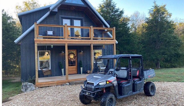 Unique,modern, secluded cabin on 95 river front acres-utv-kayaks-trails-hot tub in Strafford