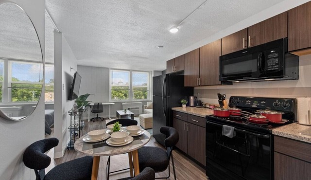 Upscale 2 Bed Suite — Mins to Downtown Cincinnati! in Cincinnati