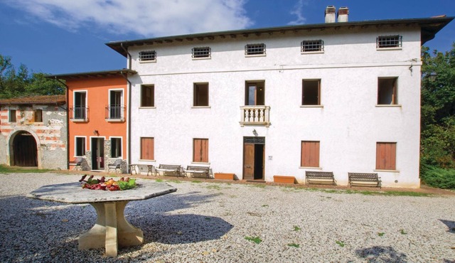 Vacation apartment on the 1st floor of a country house from the 19th century, located on a hill with in Isola Vicentina VI