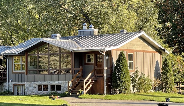 Vacation in Paradise newly renovated Guesthouse in gated 12 ac Equestrian Estate in Sainte-Adèle
