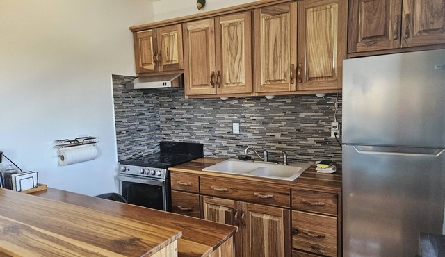 VBI8 - Bright studio close to shops, dining, and beach. Pool and Wi-Fi.