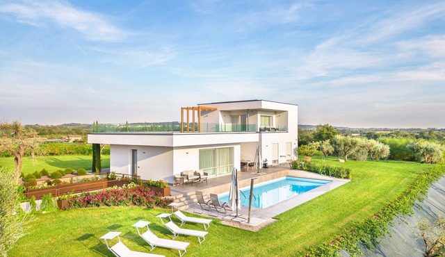 Villa 'Angelina' with Private Pool, Wi-Fi and Air Conditioning in Lazise
