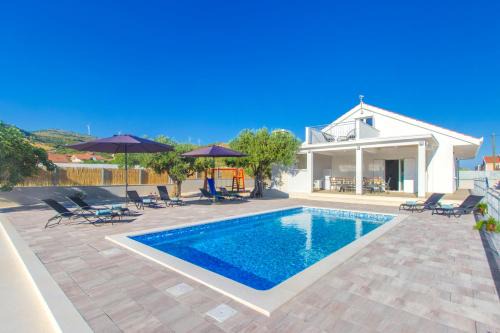 Villa Antonia with heated pool in Dograde