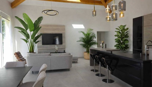 Villa Aurène – Elegant Luxury Retreat with private Pool & Spa Access in Provencr in Saint-Cannat