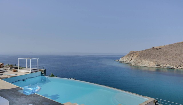 Villa 'Blueros Luxury' with Sea View, Wi-Fi and Air Conditioning in Syros