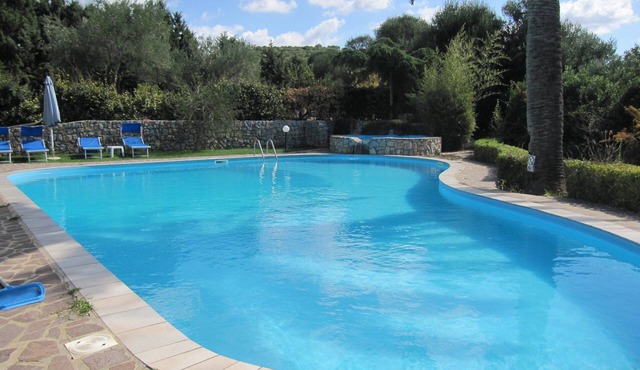 Villa Donzell, 14m private pool and Jacuzzi, Large Garden, Kids Play Area in alghero