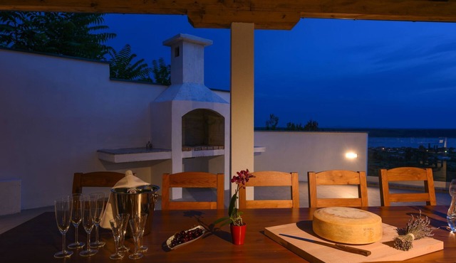 Villa Lubey, 6 bedrooms, 8 bathrooms, 13 people, private pool, stunning view in Ljubac