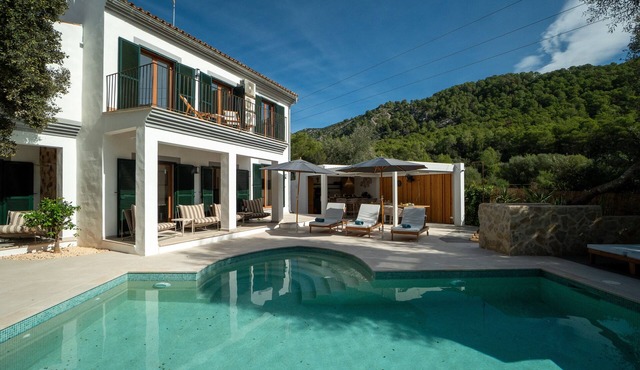 Villa 'Marloria' with Mountain Views, Wi-Fi, and Air Conditioning in Crestatx
