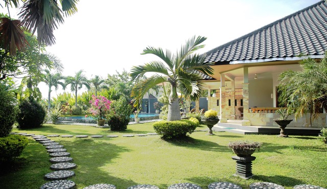 Villa @ Pamaron Singaraja. Sunset view. in Singaraja