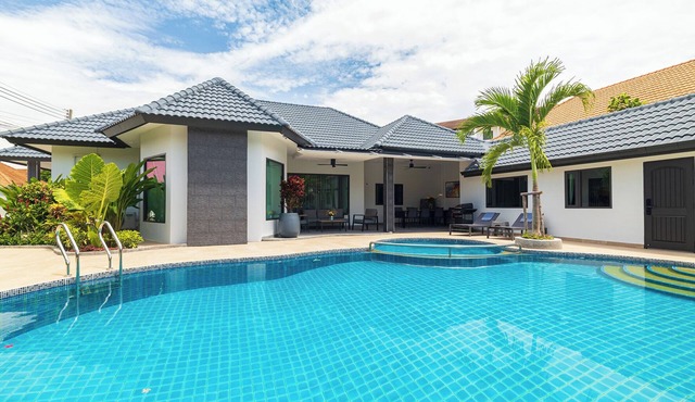 Villa Pattaya Hill minutes from the Beach and City Pattaya, electricity excluded in Pattaya