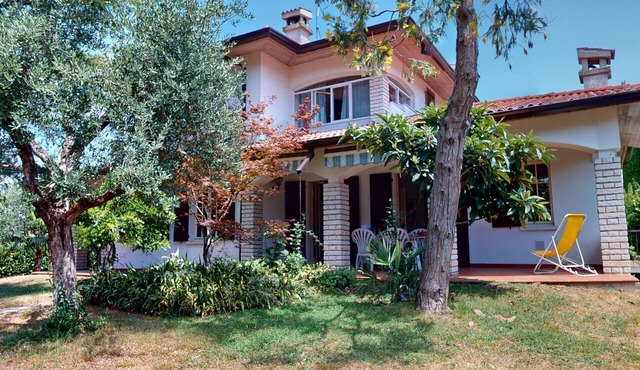 Villa Valentine 200 mt to the beach by Bookinggar in Sirmione