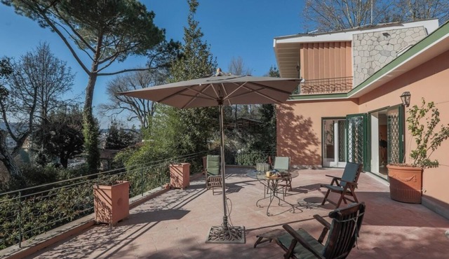 Villa with a private garden and view on St. Peter's in the heart of Rome in Rome