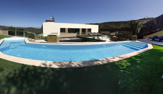 VillaBarcelonaCoast-POOL, BBQ, A/C,Beaches (5' by car), Barcelona (25' min),WIFI in Argentona