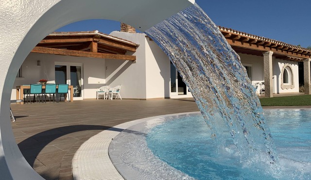 Villaluxx is Wonderful & Modern .Huge Infinity SwimPool & Whirlpools .GreatView in Loiri -Porto San Paolo